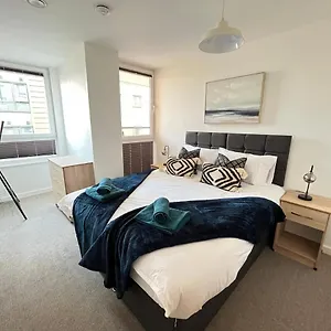 Apartment 2 Bedroom, 2 Bathroom Modern Close To Ocean Village, Free Parking, Single Or Double Beds, Southampton